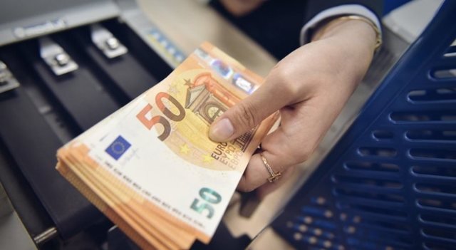 Euro në rënie të lirë, monedha europiane arrin një tjetër minimum historik