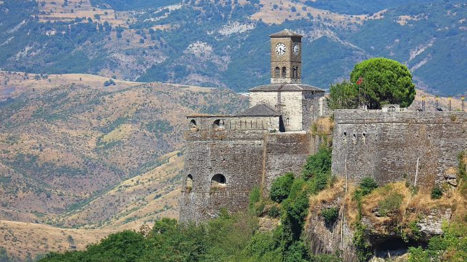 “Gulf News”: Gjirokastra mes destinacioneve më spektakolare në botë