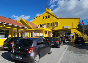 Greva e doganierëve grekë bllokon kalimet në kufirin Shqipëri-Greqi, 4 orë STOP!