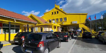 Greva e doganierëve grekë bllokon kalimet në kufirin Shqipëri-Greqi, 4 orë STOP!