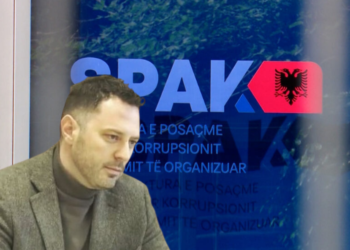 Aferat me Engjëll Hoxhën e EUROMED për barnat, SPAK merr të pandehur Kreshnik Tërnovën e KPP, hijet e AKSHI-t dhe një dëshmi “bombë”