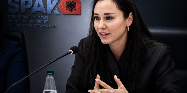 SPAK i merr telefonin Lorena Goxhobellit, sekuestrohen toka në Himarë dhe Livadh