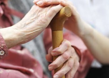 Shqipëria po moshohet, por gratë po plaken më shpejt; Mosha mediane e femrave kalon 45 vjeç