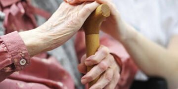 Shqipëria po moshohet, por gratë po plaken më shpejt; Mosha mediane e femrave kalon 45 vjeç