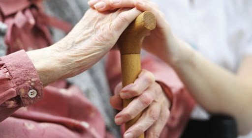 Shqipëria po moshohet, por gratë po plaken më shpejt; Mosha mediane e femrave kalon 45 vjeç