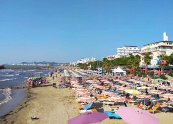 Shqiptarët e Kosovës i rikthehen detit të Shqipërisë pas “braktisjes” një vit më parë