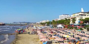 Shqiptarët e Kosovës i rikthehen detit të Shqipërisë pas “braktisjes” një vit më parë