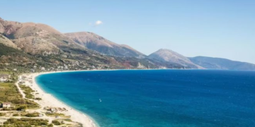 “Daily Express”: Shqipëria konfirmon suksesin turistik, renditet e para mes destinacioneve më të lira në Evropë