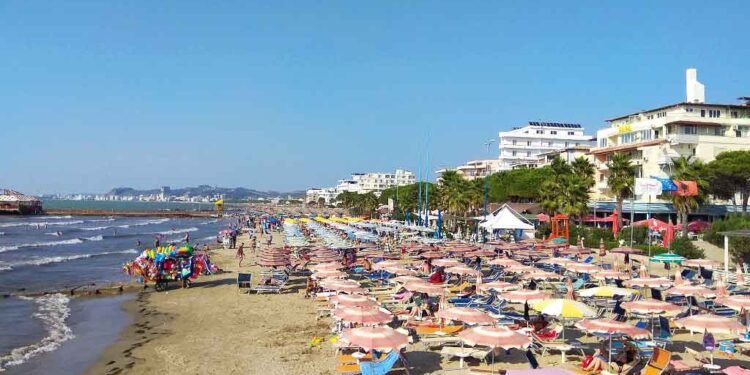 Shqiptarët e Kosovës i rikthehen detit të Shqipërisë pas “braktisjes” një vit më parë