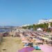 Shqiptarët e Kosovës i rikthehen detit të Shqipërisë pas “braktisjes” një vit më parë