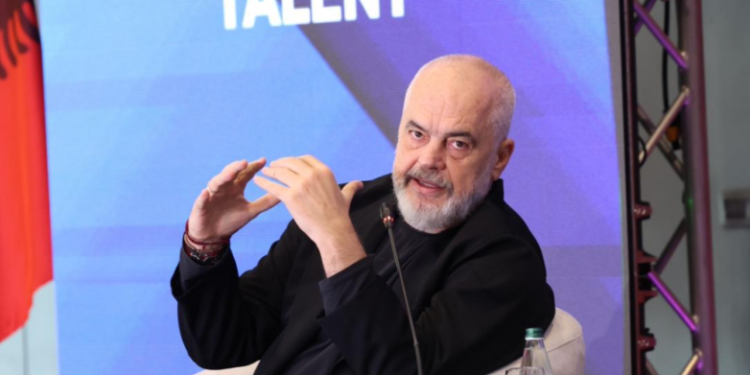 Rama flet për problemet në administratë: Njerëzit ndihen të fyer, të poshtëruar