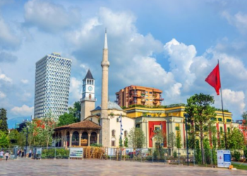 “Daily Mail”: Tirana në sytë e turistëve, një nga qytetet më ekonomike dhe më interesante të Evropës