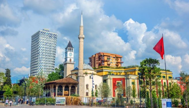 “Daily Mail”: Tirana në sytë e turistëve, një nga qytetet më ekonomike dhe më interesante të Evropës
