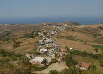 Grisën fletët e regjistrit, si dyshon prokuroria se drejtuesit dhe punonjësit e Kadastrës së Durrësit tjetërsuan pronat në bregdet