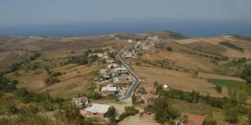 Grisën fletët e regjistrit, si dyshon prokuroria se drejtuesit dhe punonjësit e Kadastrës së Durrësit tjetërsuan pronat në bregdet