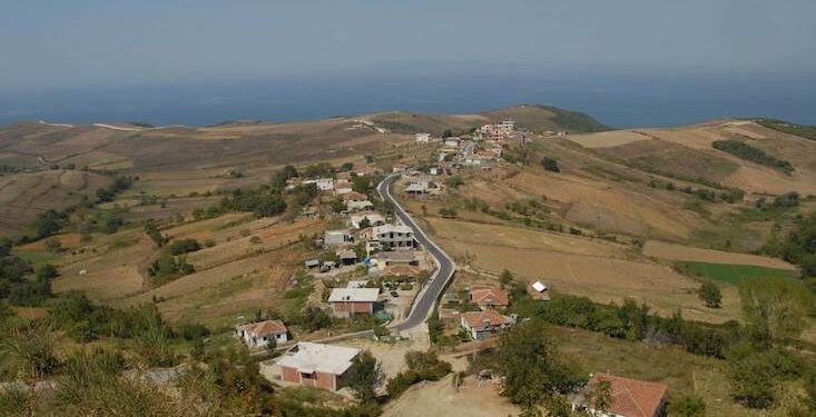 Grisën fletët e regjistrit, si dyshon prokuroria se drejtuesit dhe punonjësit e Kadastrës së Durrësit tjetërsuan pronat në bregdet