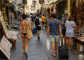 Pa bluzë në rrugë, gjoba të majme për turistët në fshatin e njohur italian