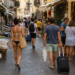 Pa bluzë në rrugë, gjoba të majme për turistët në fshatin e njohur italian