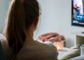 Qëndrimi ulur për më shumë se 30 minuta lidhet me kancerin, zbulon studimi i ri