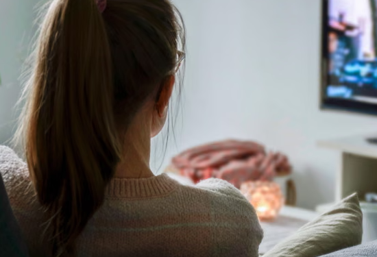 Qëndrimi ulur për më shumë se 30 minuta lidhet me kancerin, zbulon studimi i ri
