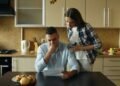 “Tradhtia financiare”, sekreti që po shkatërron gjithnjë e më shumë marrëdhënie