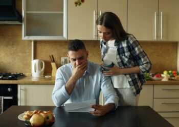 “Tradhtia financiare”, sekreti që po shkatërron gjithnjë e më shumë marrëdhënie