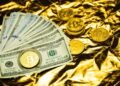 Dobësimi i dollarit amerikan, si investitorët po gjejnë strehë te ari dhe Bitcoin