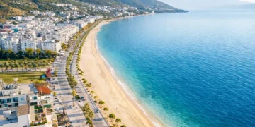 Vlora e kthyer në “një prostitutë” të pasjellshme turistike!
