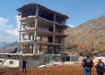 Satelitët në qiell, pesëkatëshi në Himarë