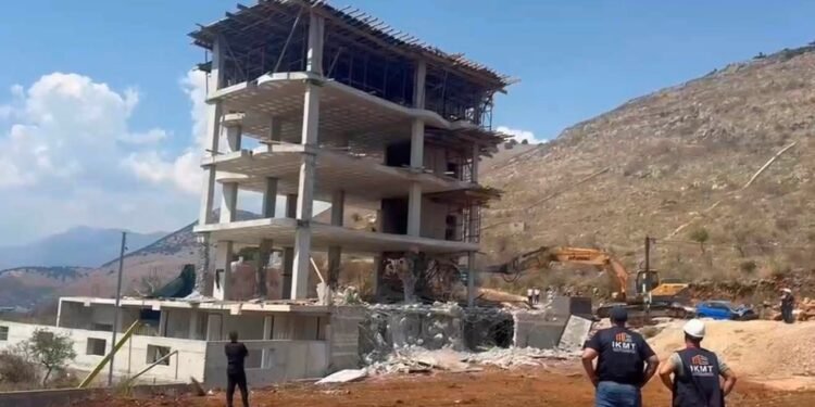 Satelitët në qiell, pesëkatëshi në Himarë