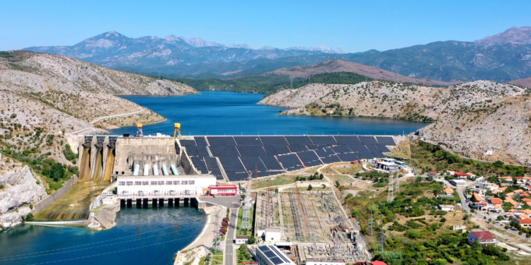 KESH vendos panele diellore mbi digën e Zadejës, nis licencimi për centralin 8.25 MW
