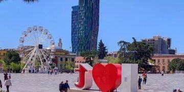 Francezët zgjedhin Shqipërinë, rritje me 288 %. “BFM Business” veçon çmimet, aksesin dhe rivierën