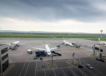 Alarm në Aeroportin e Prishtinës, lazerët nga toka po rrezikojnë avionët gjatë uljes dhe ngritjes