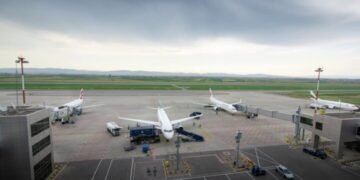 Alarm në Aeroportin e Prishtinës, lazerët nga toka po rrezikojnë avionët gjatë uljes dhe ngritjes