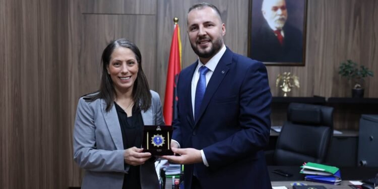 Drejtori i AMP, Klevis Qose takon këshilltaren e FBI-së pranë SPAK, Karma M. Smith