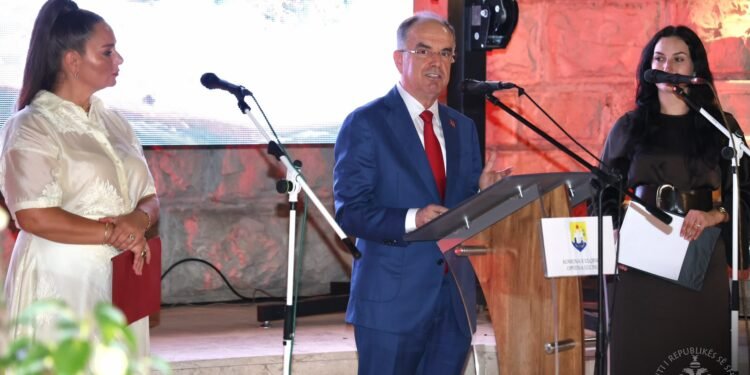 Presidenti Begaj nga Ulqini: Gjuha shqipe ruhet kur lexohet, shkruhet dhe u përcillet fëmijëve
