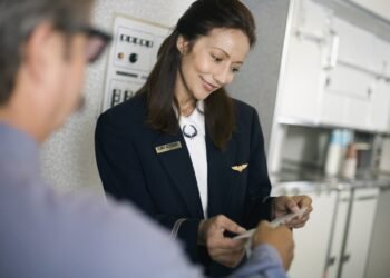 Nuk është vetëm mirësjellja, shkaku i vërtetë pse stjuardesat përshëndesin tek për tek pasagjerët teksa ata hipin në avion