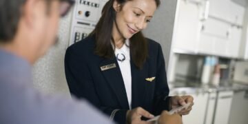Nuk është vetëm mirësjellja, shkaku i vërtetë pse stjuardesat përshëndesin tek për tek pasagjerët teksa ata hipin në avion