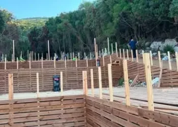 Ndërtuan pa leje në Karaburun, arrestohet Skerdi Dinaj, Olsen Sherifaj në kërkim