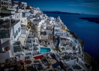 Greqia në alarm, turistët shpenzuan më pak këtë verë