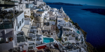 Greqia në alarm, turistët shpenzuan më pak këtë verë