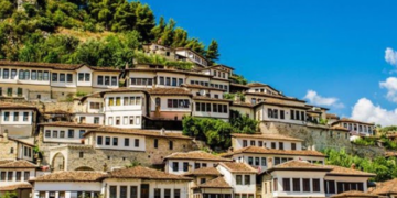 “Logos Press”: Shqipëria shënon rritje rekord të kërkesës për akomodime turistike në Ballkan