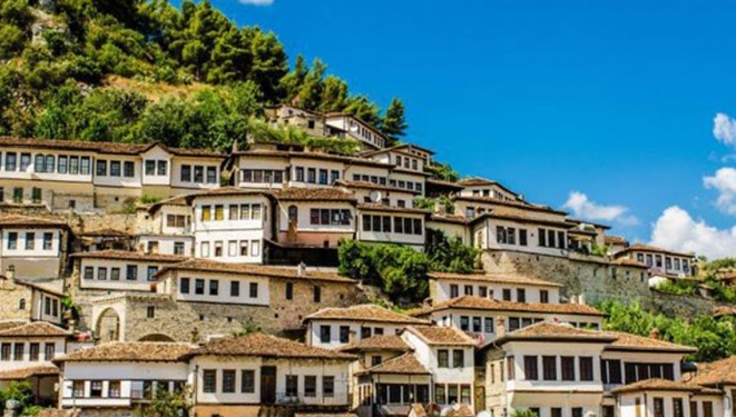 “Logos Press”: Shqipëria shënon rritje rekord të kërkesës për akomodime turistike në Ballkan