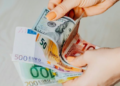 Nuk ndalet “fundosja” e Euros, prek nivelin më të ulët historik