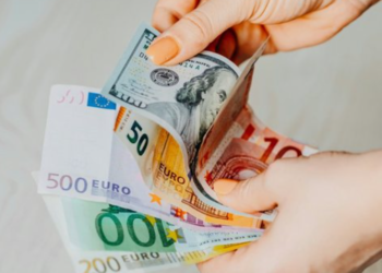 Nuk ndalet “fundosja” e Euros, prek nivelin më të ulët historik