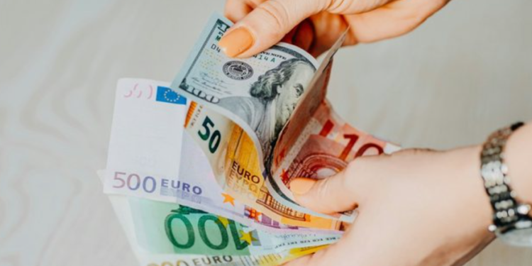 Nuk ndalet “fundosja” e Euros, prek nivelin më të ulët historik