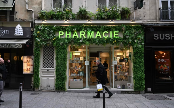 Pse amerikanët po “pushtojnë” farmacitë europiane për produktet e kujdesit të lëkurës