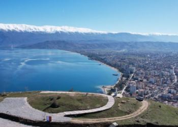 Pogradeci “rrëmben” turistët në Gusht, qyteti juglindor, destinacion i preferuar për pushime