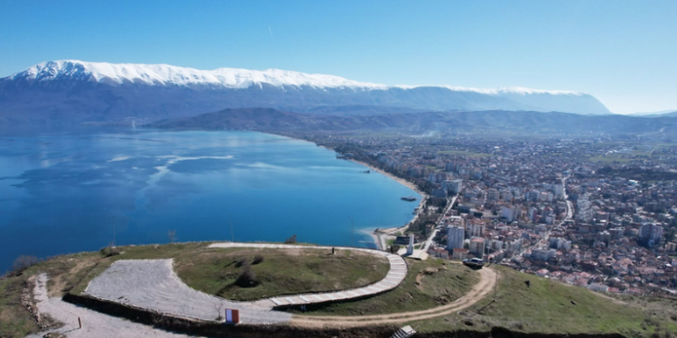 Pogradeci “rrëmben” turistët në Gusht, qyteti juglindor, destinacion i preferuar për pushime