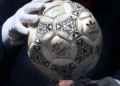 Topi i golit me dorë të Maradonës shitet për 2.9 milionë euro